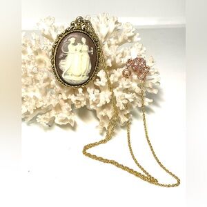 Vintage Spring- loaded Cameo Pendant Necklace
